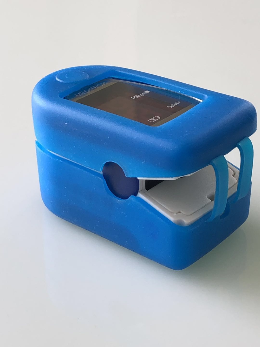 Silicon case for pulse oximeter